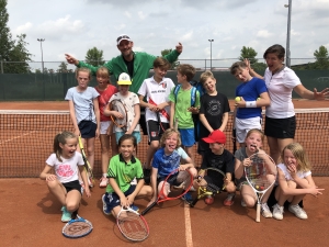 Kinderen op de tennisbaan